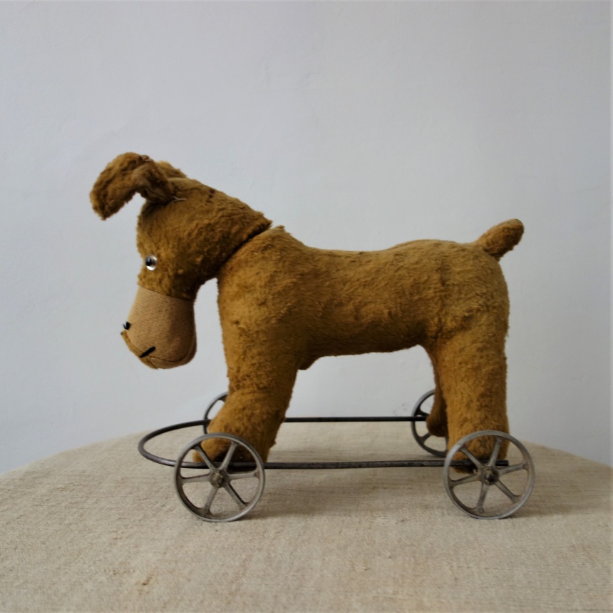 ●フランスの遊具：犬のおもちゃ