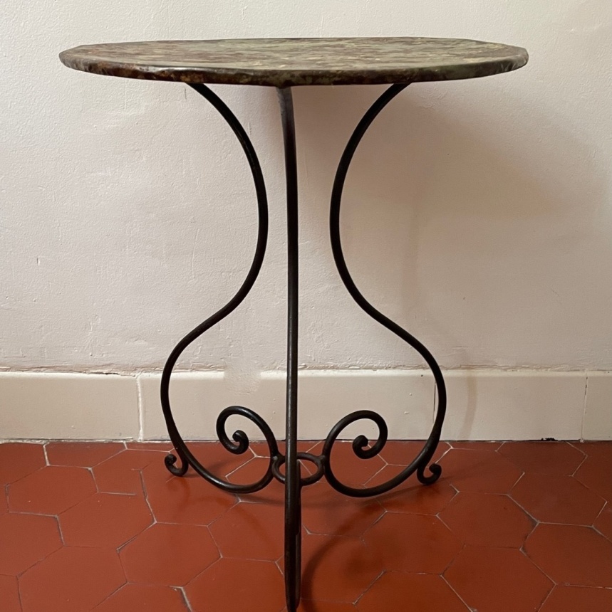 une petite table / 小さなテーブル